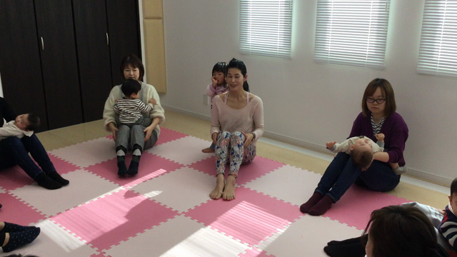 リトミック&amp;ベビーヨガのコラボレッスン(*^^*)♪の記事動画