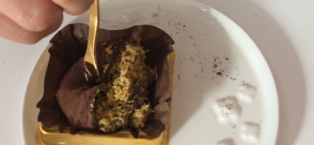 入手困難な「ドバイもちクッキー」を食べてみた！コンビニvsカフェ、どっちを食べたい？の記事動画