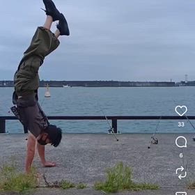 逆立ちと海！の画像