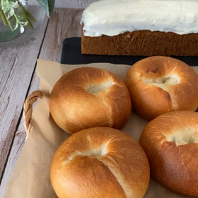 ベーグル2種類とキャロットケーキの画像