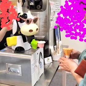 牛ロボットがソフトクリームを作るの画像