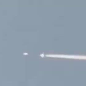 戦闘機の後ろからUFOが接近の画像
