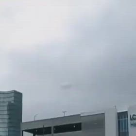 雲に擬態したUFOが小型UFOをの画像