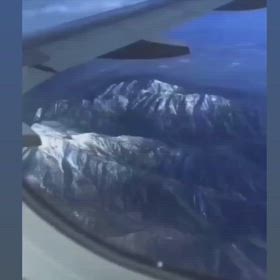 旅客機に撮影された円筒形のUFOの画像
