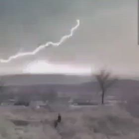 UFOが電気嵐のエネルギーを吸収の画像