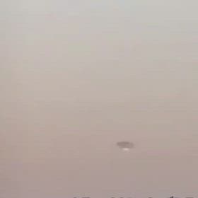 母船から出る小型UFOの画像