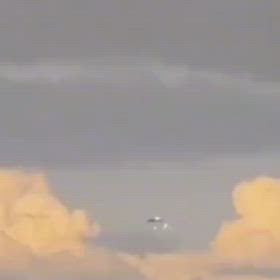 ポルトガルで昔しに撮影されたUFOから複数の小型UFOが出る映像の画像