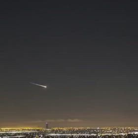 空に未知の物体が出現の画像