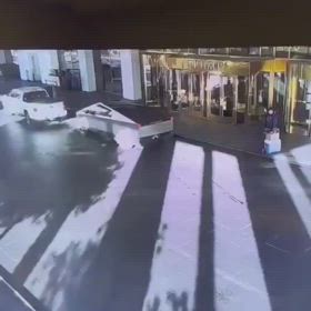速砲：トランプタワー前で、トランプ大統領とイーロンマスク氏に対する暗殺メッセージの画像