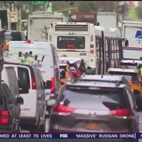 FOX 5ニュースのヘリコプターがニューヨーク市のスカイライン上空を飛行する謎の「球体」を記録の画像