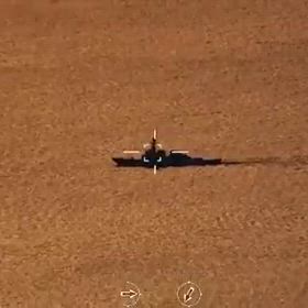イラン軍が、ペルシャ湾でアメリカの軍艦と戦闘機を監視していの画像