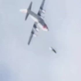 高速のUFOが飛行機を追い越すの画像
