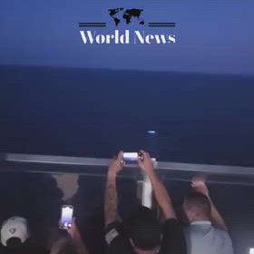 クルーズ中の旅行者は海から現れる明るい光を目撃の画像