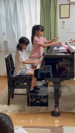 ベビーリトミックからのお友達同士で連弾します♪の記事動画