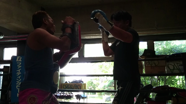 キックボクシングトレーニングの記事動画