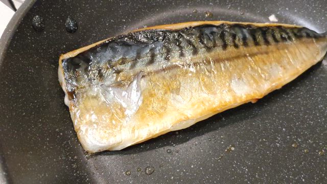 【ほんのり塩味が使いやすい】焼くだけ時短の骨取り済みサバが激ウマの記事動画