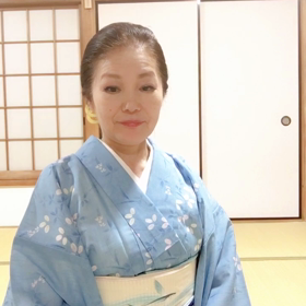 団扇の扇ぎ方の画像