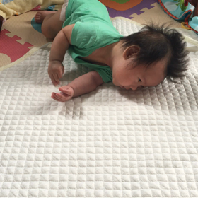 息子の寝返り練習の画像