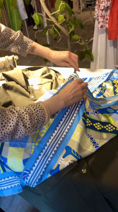 アラフィフの顔まわりが一気に華やぐ。元地陽子さん直伝のネックレス的スカーフアレンジ私にもできた♪の記事動画