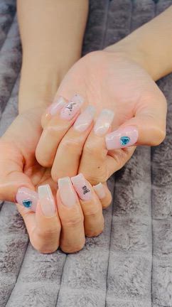 きらめくピンクとホワイトに、くまちゃんが可愛いネイル�の記事動画