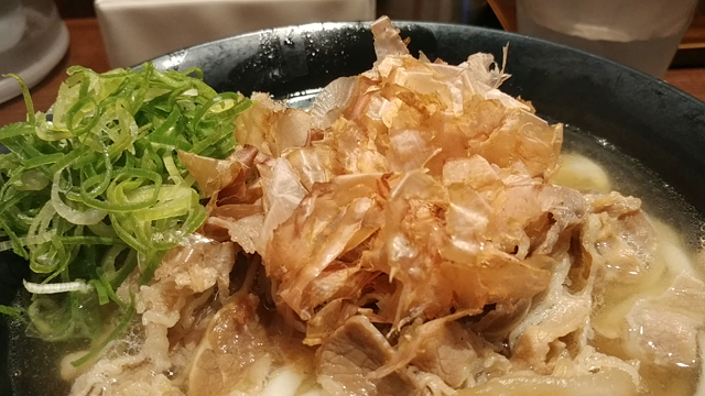 【今日の昼飯】神田・香川 一福さんで「肉うどん 大 温」の記事動画