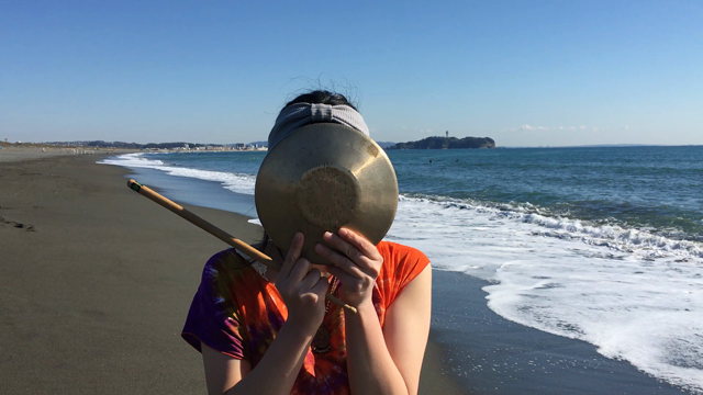 海に入ってチャイナドラ(打楽器)を鳴らしてきましたの記事動画