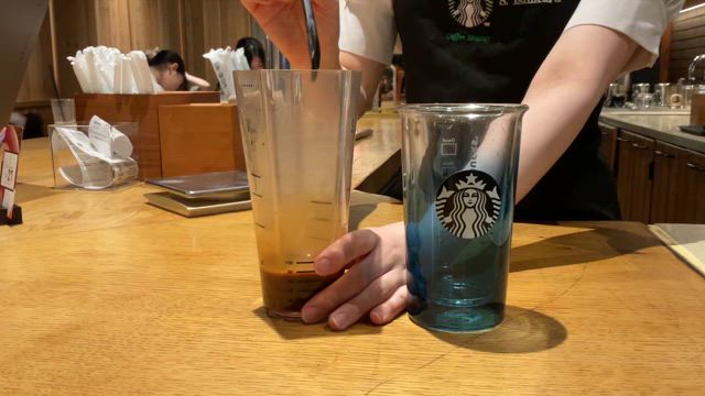 【スターバックスリザーブバー】　クラフトキャラメルマキアートバニラアイス添えをマイグラスで♪の記事動画