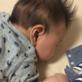 生後3ヶ月。うつ伏せ練習で頭が上がるの画像