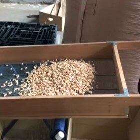猫砂袋詰作業員の画像