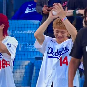 岸優太、ドジャース対カージナルス戦の始球式を投げる。の画像