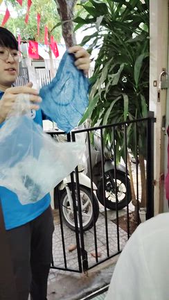 ベトナムの障害児施設でアート活動の記事動画