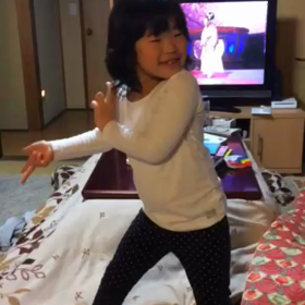 正月休みではしゃぐ娘の画像