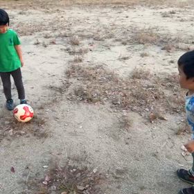 公園でサッカーの画像