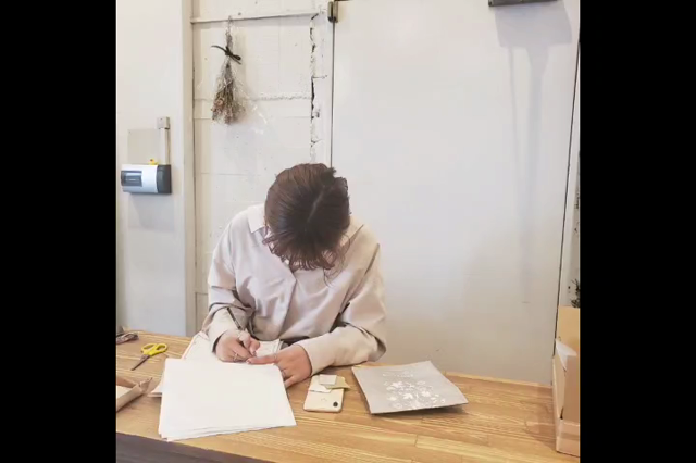 春らしい黒コーデの記事動画