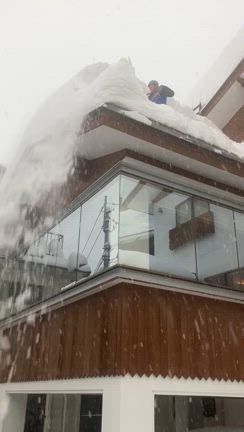 屋根雪おろしの記事動画