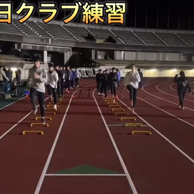 振り返って見ての画像