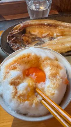 鎌倉/観光客にも大人気！行列のできる干物&ふわふわ卵かけご飯の定食屋の記事動画