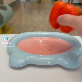 貪り食うニャンコの画像