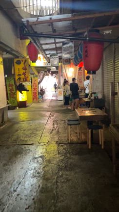 沖縄価格！特大エビ刺身400円と市場の食堂大好き／ひとり沖縄の記事動画