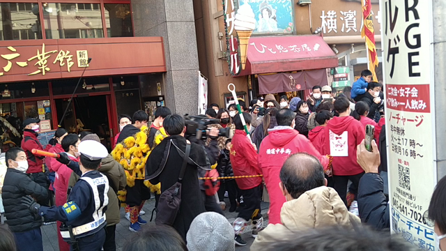 横浜中華街　春節の初日　採青（ツァイチン）を観るの記事動画