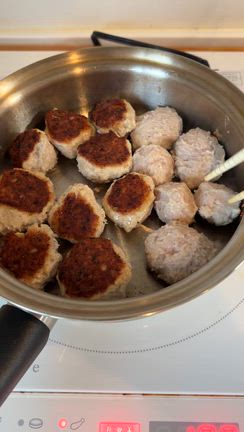 あぁ・・ハンバーグじゃ月曜日をかぶる・・と気づいた本日のぴよこ肉団子おべんの記事動画