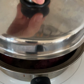 鍋で焼く焼き芋の画像