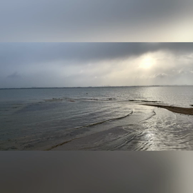 冬の琵琶湖浅瀬の波打ちの画像