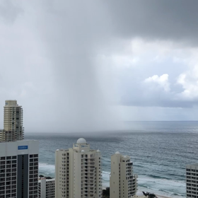 雨の最前線 サーファーズパラダイスの画像