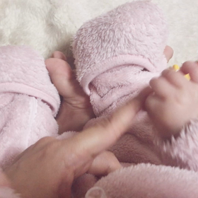 ♡指のマッサージをしてくれる生後３ヶ月の娘ちゃん♡の画像