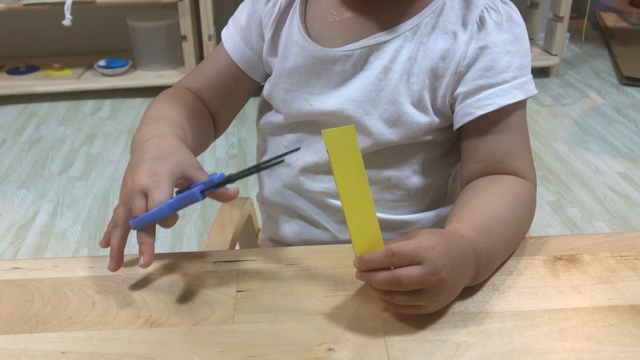 ♡【おうちモンテ１歳８ヶ月】ハサミのお仕事♡の記事動画