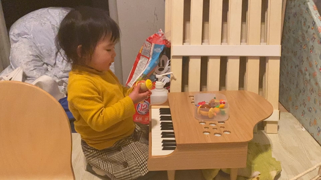 ♡【2歳2ヶ月】カワイのミニピアノで作詞作曲♡の記事動画