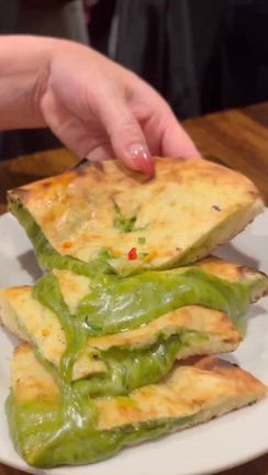 【アジアンダイニング ヤミー(新宿)】のび～る抹茶チーズナン と... ものまねショーの記事動画