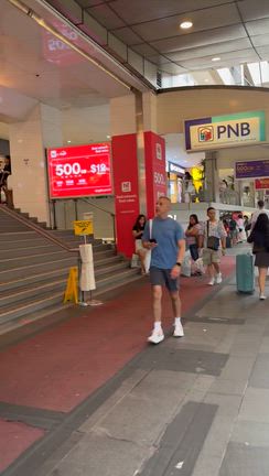 (7)   中心街のオーチャードロードを歩くの記事動画