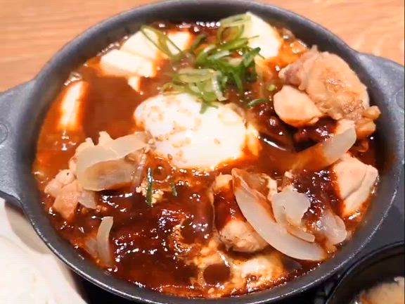 鶏のどて煮風鍋⋯張り込みで冷えた身体を温める探偵の記事動画